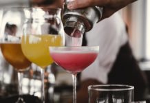 In einer Bar in Australien arbeiten