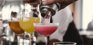 In einer Bar in Australien arbeiten