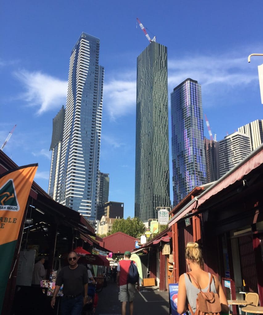 Blick vom Markt in Melbourne auf die Hochhäuser der Stadt