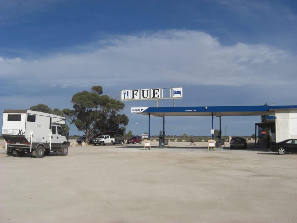 Tankstelle, an der Backpacker arbeiten, mitten im australischen Outback