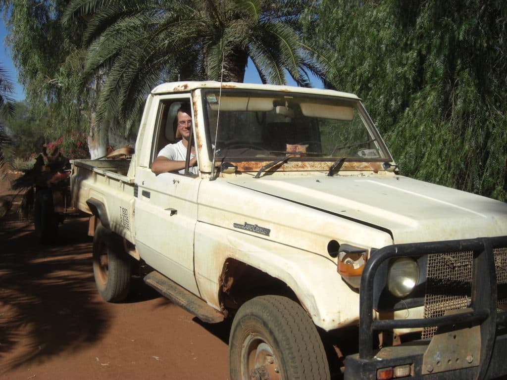 Backpacker beim Autofahren im australischen Outback