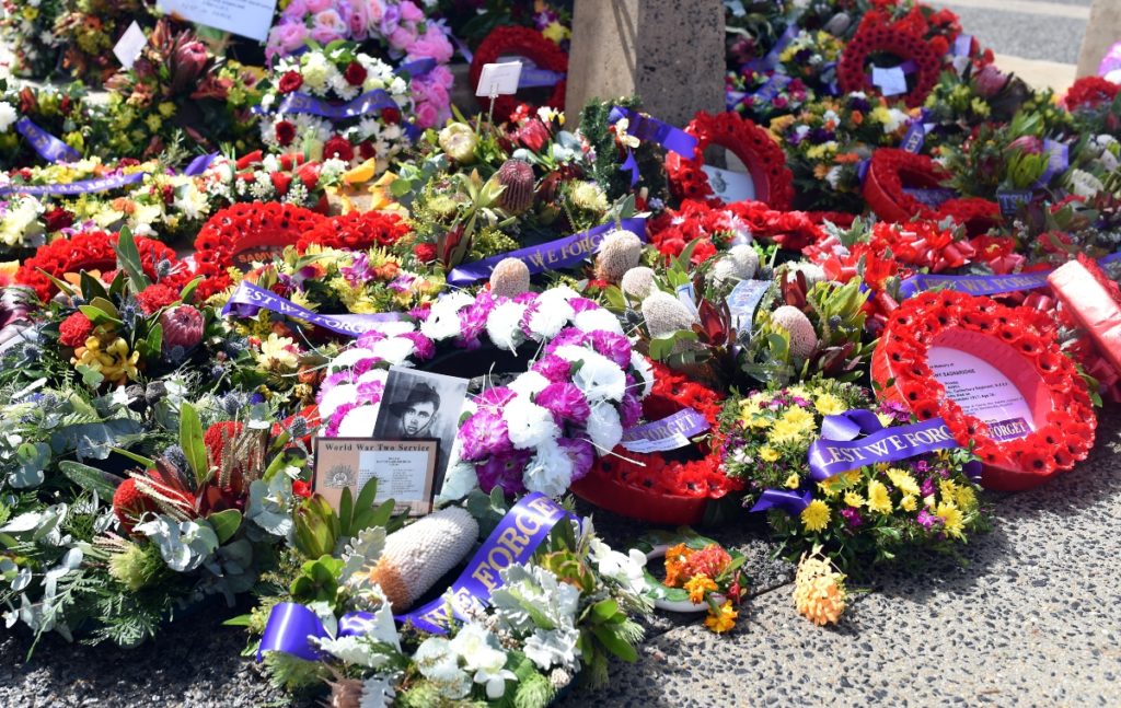 Blumenkränze zur Feier des Anzac Day in Australien