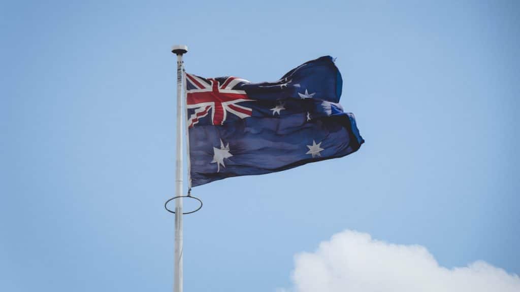 Australische Flagge, die zur Feier des Australia Day in der Luft schwebt