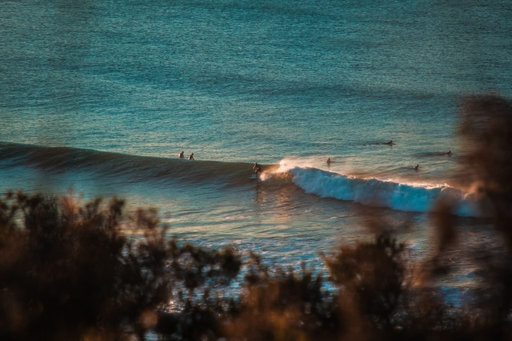 Surfer im Wasser für das Rip Curl Surfing Pro Turnier in Bells Beach