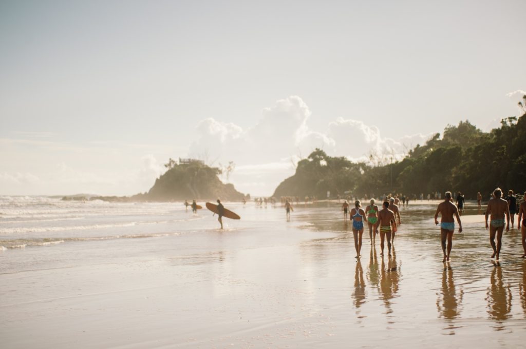 Strand von Byron Bay mit Surfern im Wasser