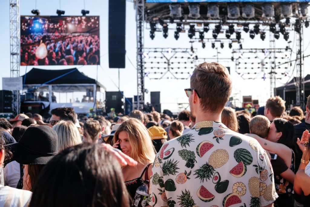 Mann von hinten, der an einem Festival in Australien teilnimmt