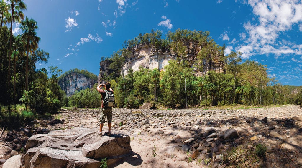 Mann, der ein Foto inmitten der Schluchten des Carnavon Nationalparks in Australien macht