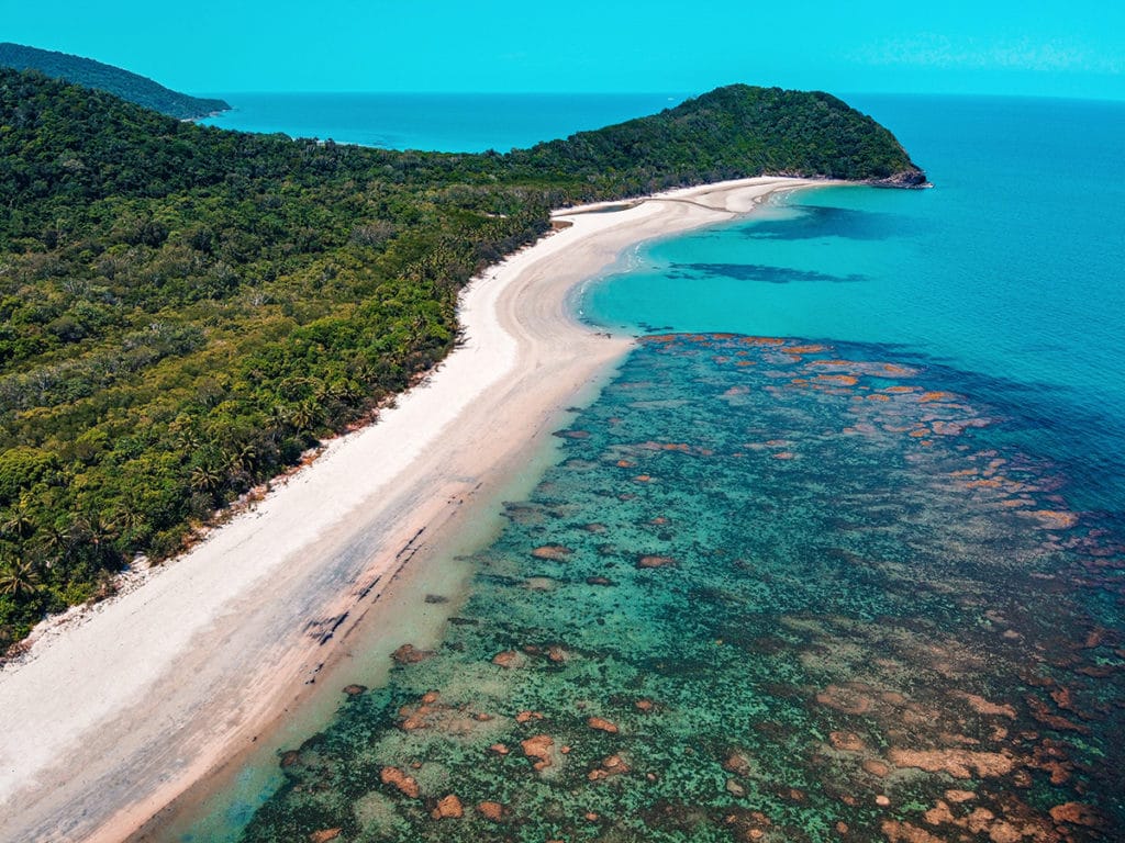 Sandstrand mit klarem Wasser aus der Vogelperspektive im Daintree Nationalpark in Australien