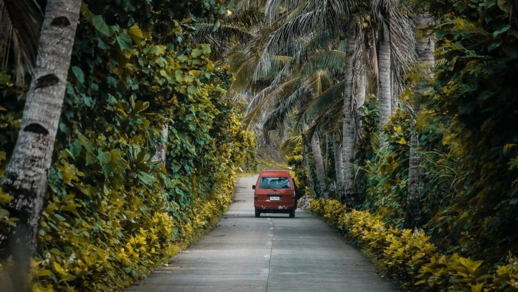 Campervan, der auf einer Straße in Australien fährt