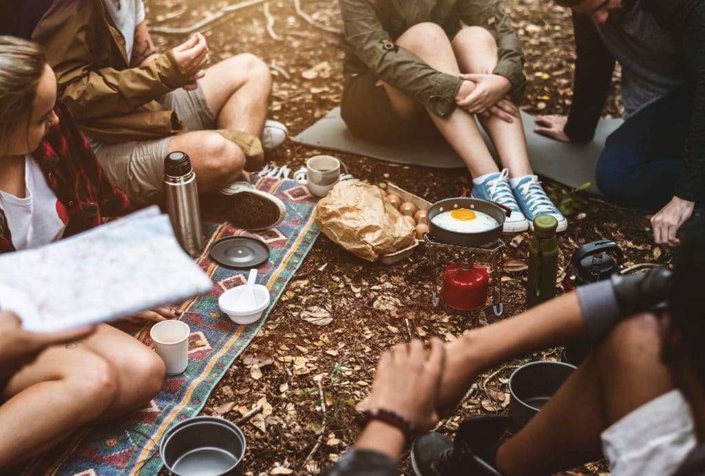 Gruppe junger Backpacker, die in Australien zelten.