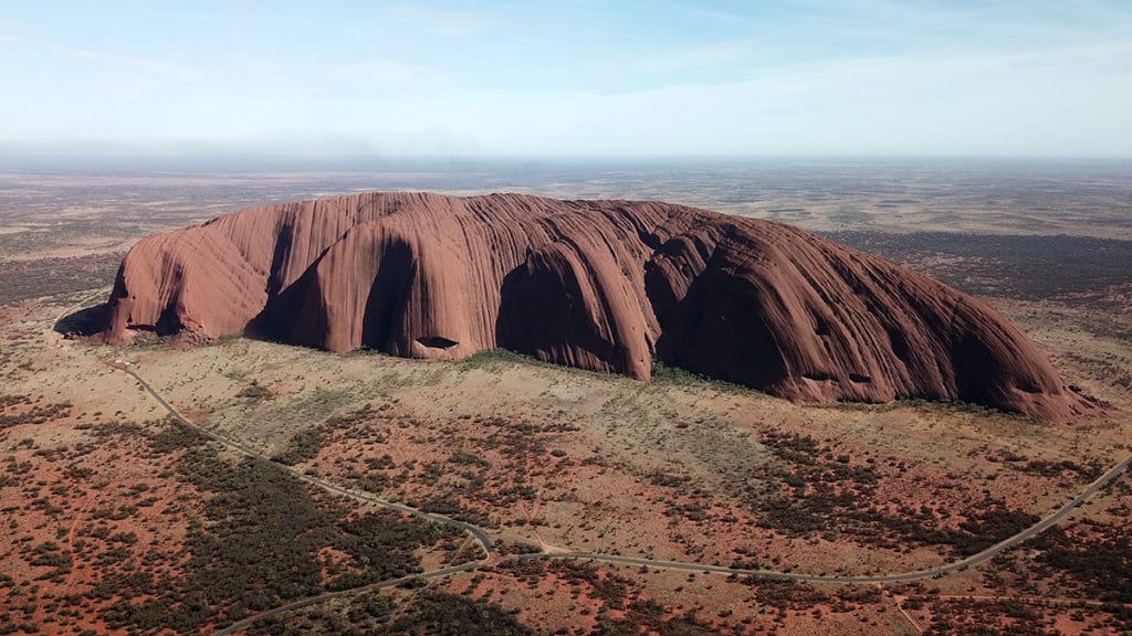 Uluru Australiens mythischer Felsen aus der Luft