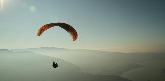 Caremed Auslandskrankenversicherung – Die Vorteile im Überblick Experience the thrill of paragliding over the stunning Lake Annecy with breathtaking mountain views.